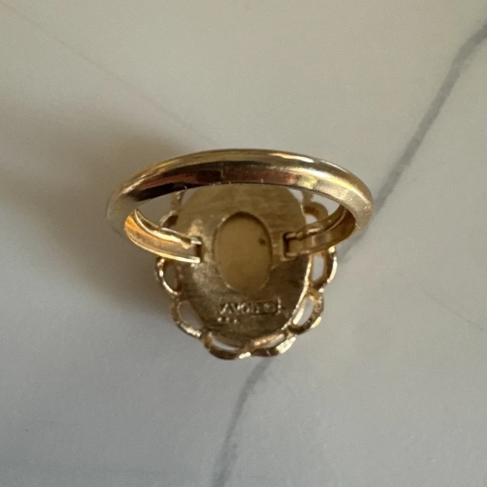 Avon Vintage Gold Tone Floral Oval Porcelain Locket Cocktail Ring Signed - Picture 4 of 7